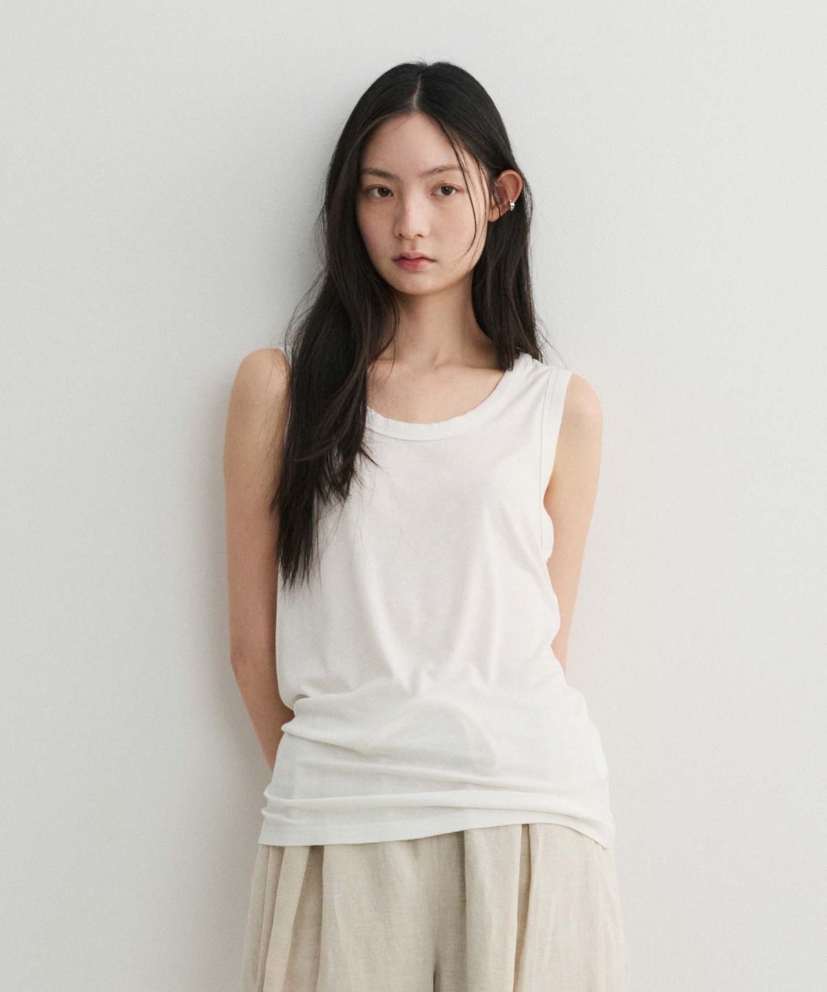 에이킷(AKEIT) Sheered Cut Off Sleeveless_White