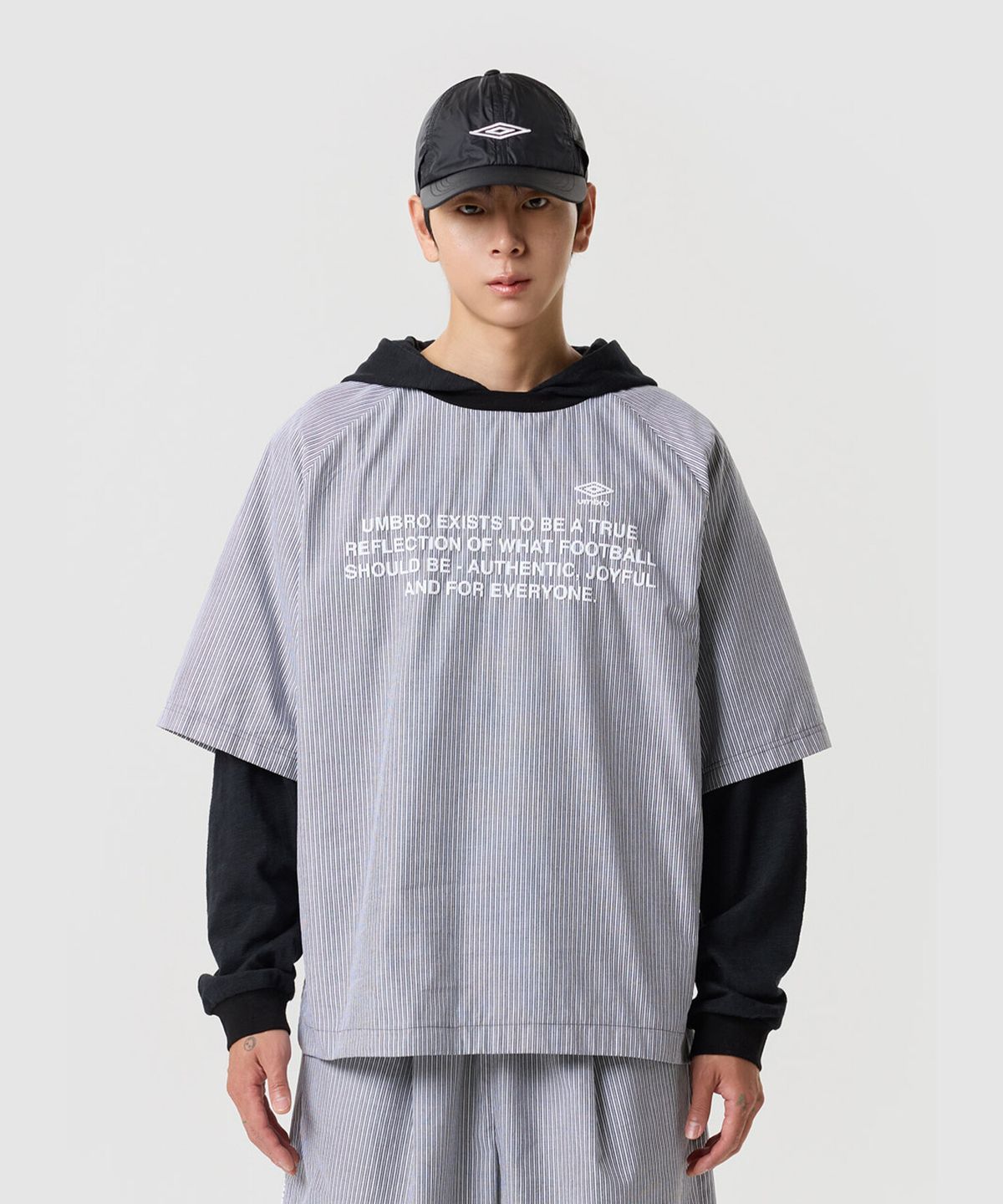엄브로(UMBRO) 스트라이프 하이브리드 후드 풀오버 블랙 UR321CWT81