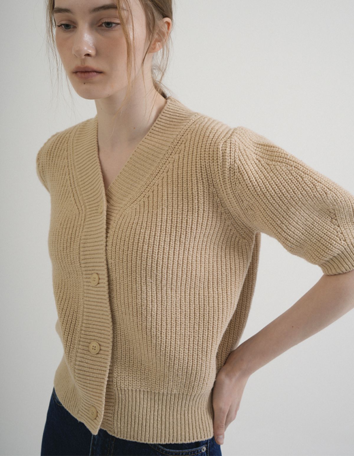 블레티(VLETI) V-neck Shirring Half Knit Cardigan (Beige)