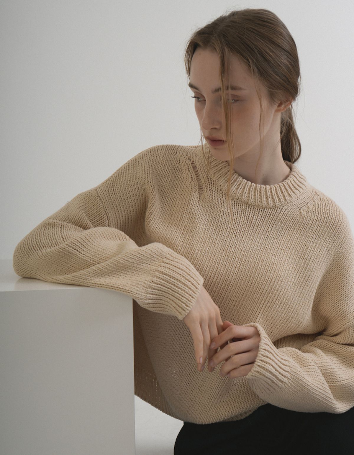 블레티(VLETI) [Cotton 100%] Round Shoulder Damage Knit (Cream_beige)