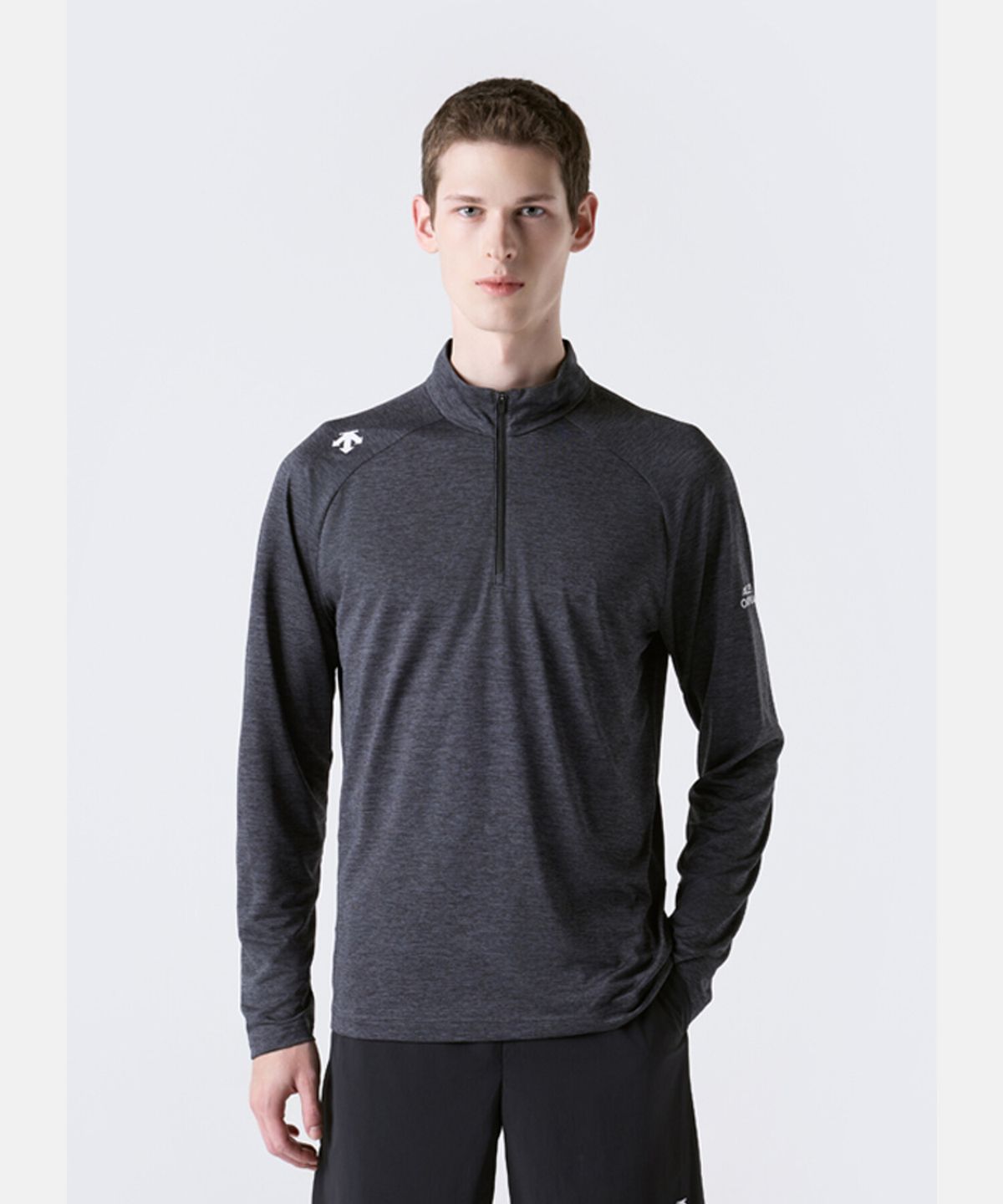 데상트(DESCENTE) 퀵드라이 흡습속건 하프집 긴팔 티셔츠 차콜 그레이 SR323RTL72