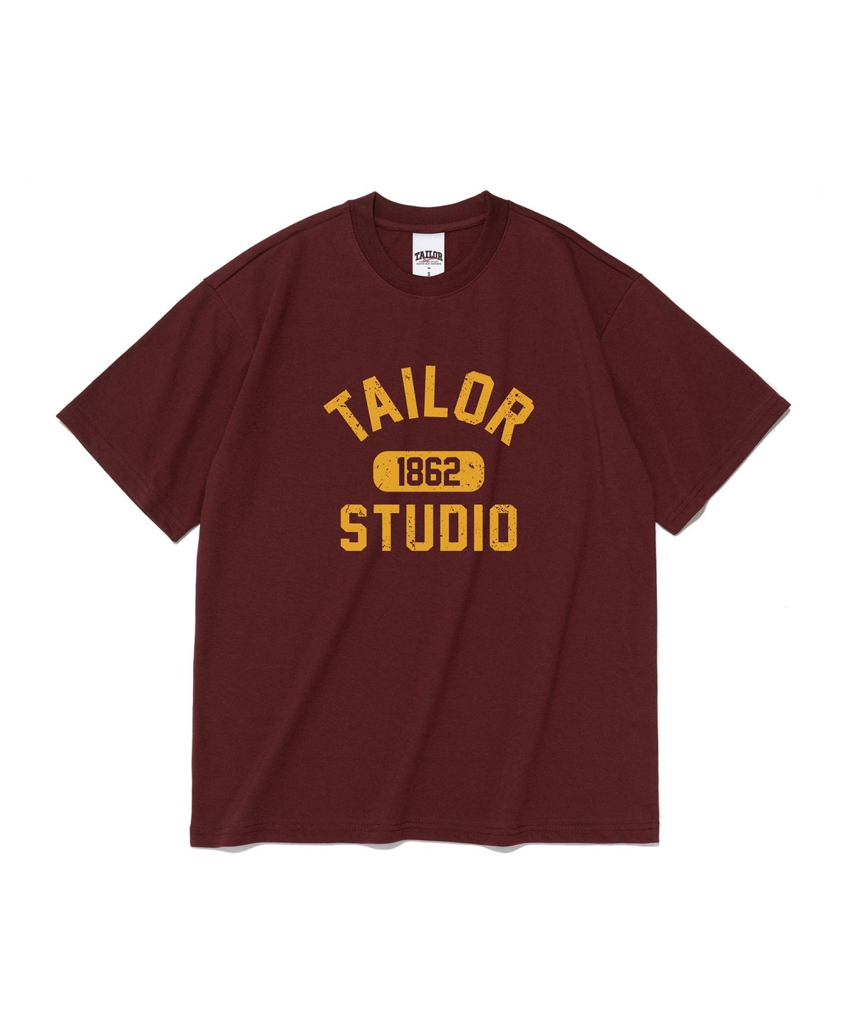 테일러 스튜디오(TAILOR STUDIO) 스튜디오 1862 그래픽 반팔티 (와인)