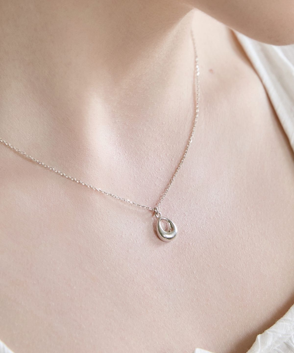 디모멘트(DMOMENT) Liora 오벌 드롭 펜던트 목걸이 (925 Silver)