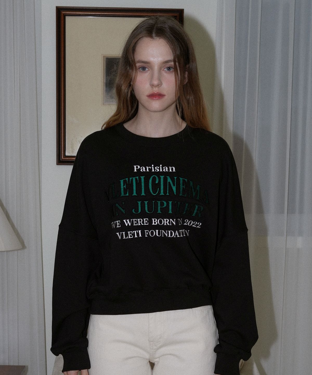 블레티(VLETI) Lettering Needlework Sweatshirt (Black)