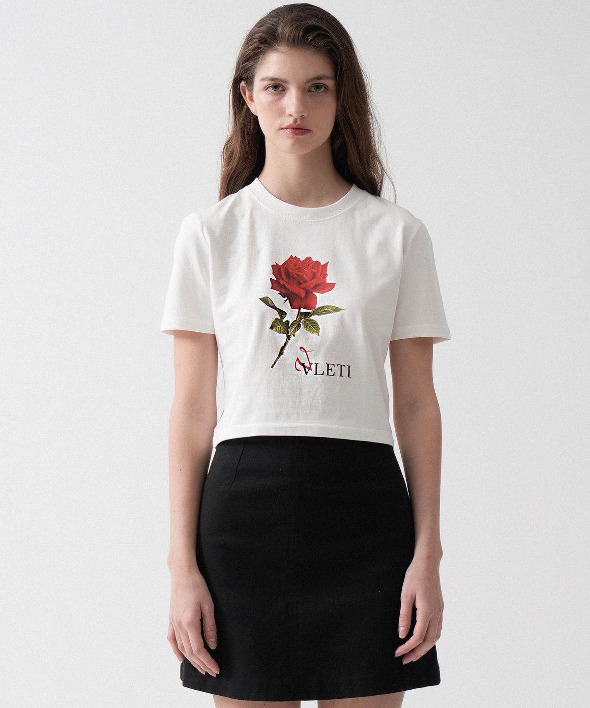 블레티(VLETI) Rose Art Work Printing Crop T-shirt (White)