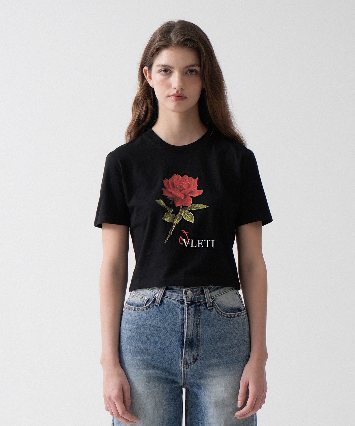 블레티(VLETI) Rose Art Work Printing Crop T-shirt (Black)