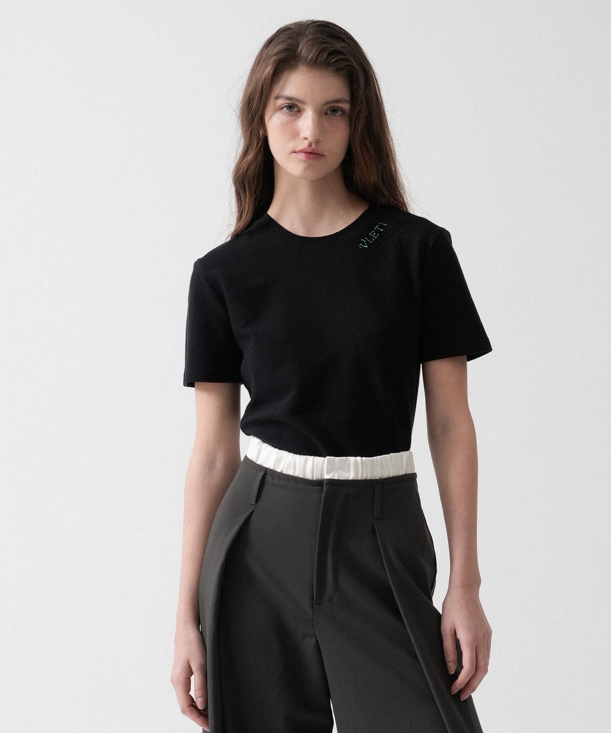 블레티(VLETI) Logo Needlework Slim Crop T-shirt (Black)