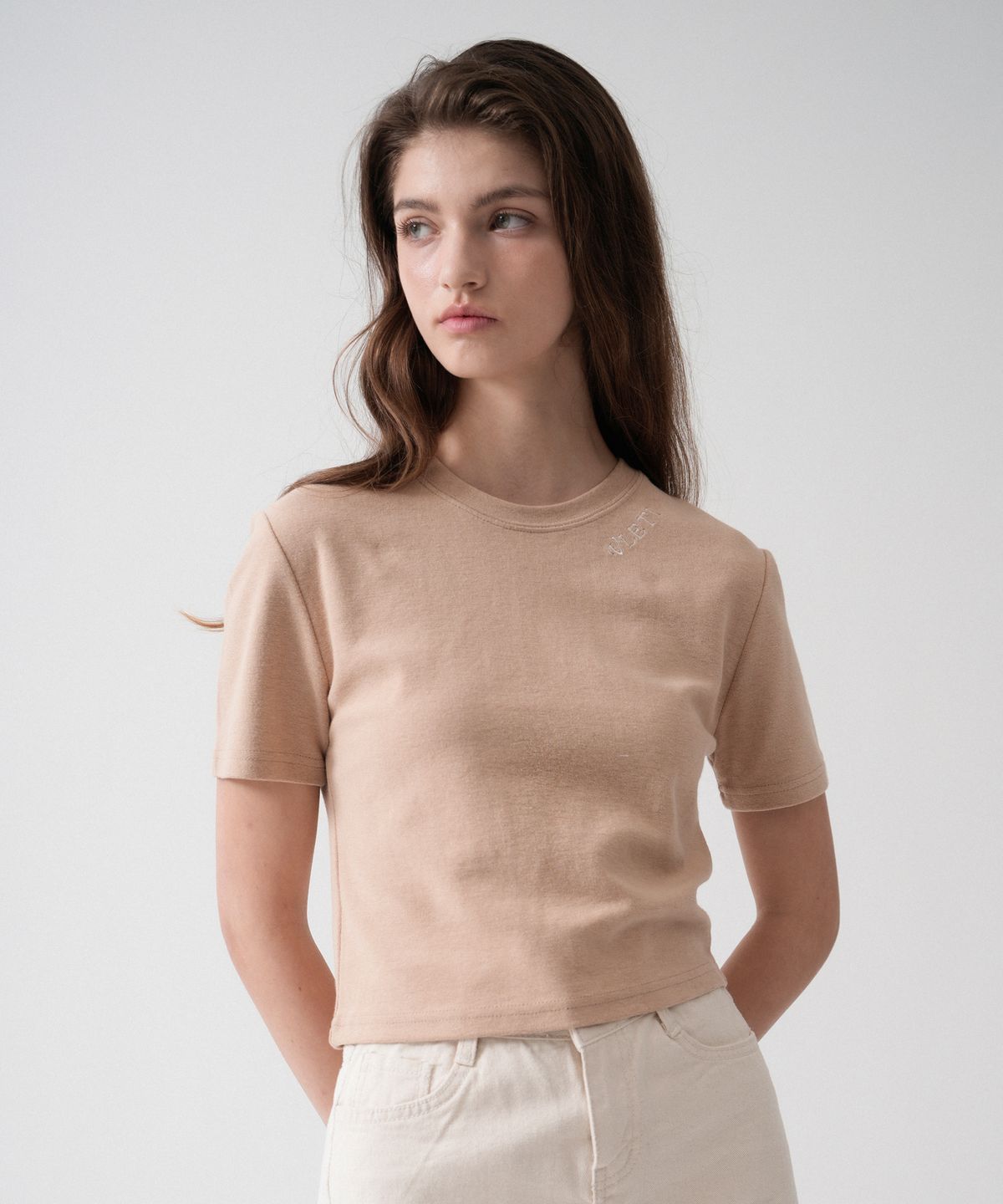블레티(VLETI) Logo Needlework Slim Crop T-shirt (Beige)