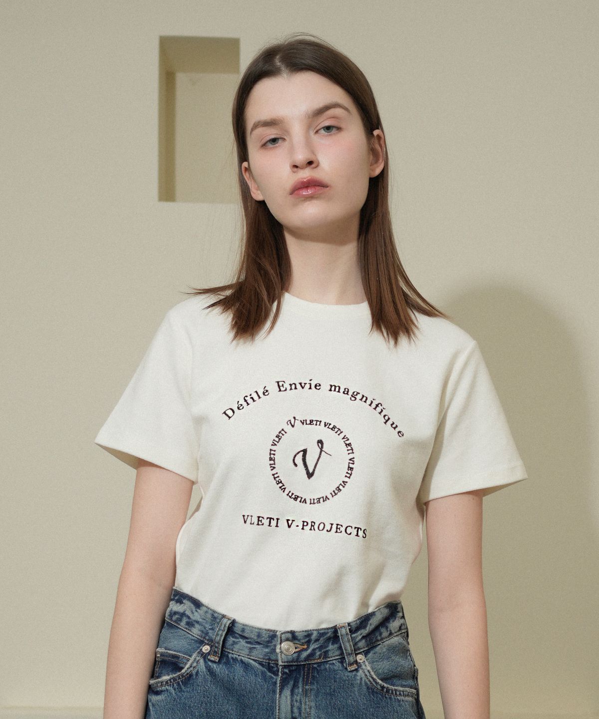 블레티(VLETI) Main Logo Needlework T-shirt (Ivory)