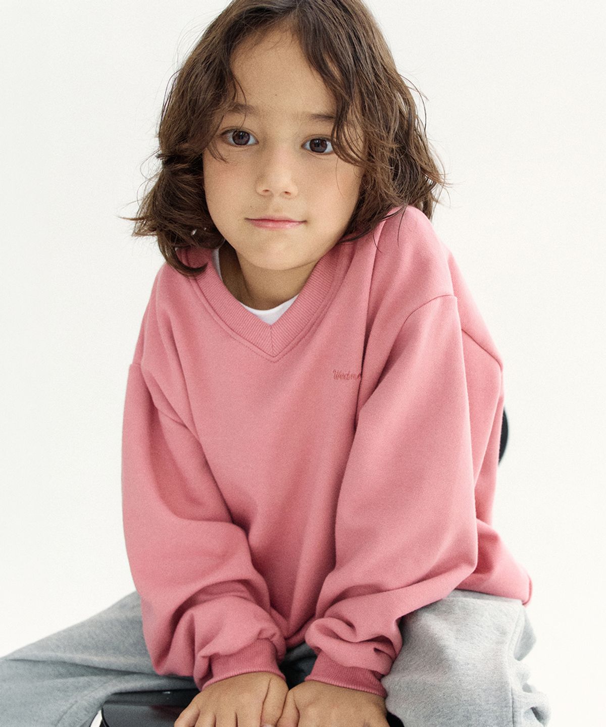 웬즈데이오아시스 키즈(WEDNESDAYOASIS KIDS) [Kids]V넥 자수 맨투맨_PINK(WKB6TP01)