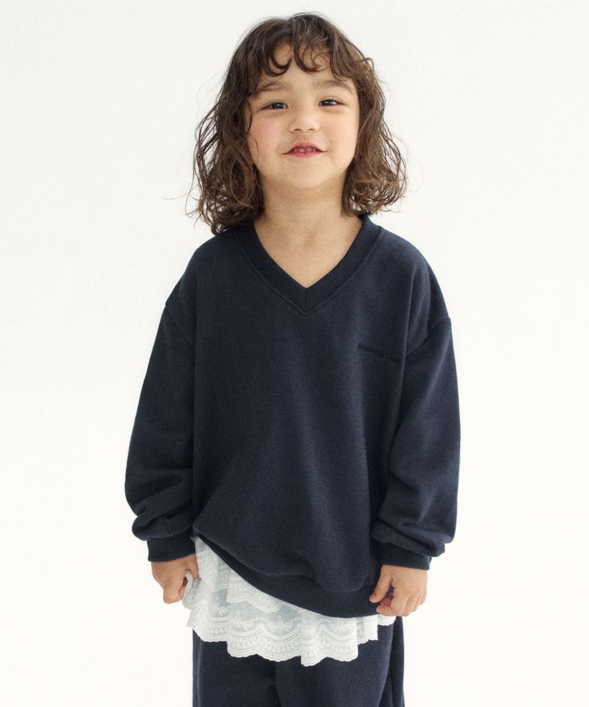 웬즈데이오아시스 키즈(WEDNESDAYOASIS KIDS) [Kids]V넥 자수 맨투맨_NAVY(WKB6TP01)