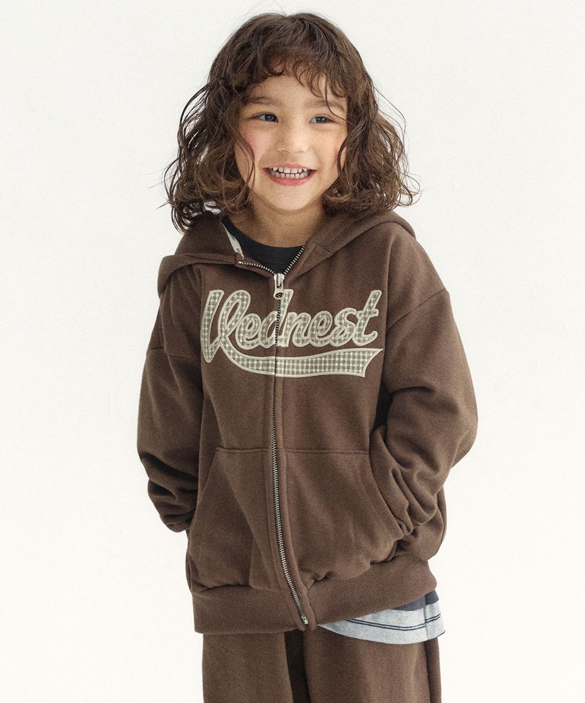 웬즈데이오아시스 키즈(WEDNESDAYOASIS KIDS) [Kids]로고 아플리케 후드집업_BROWN(WKB6OT01)