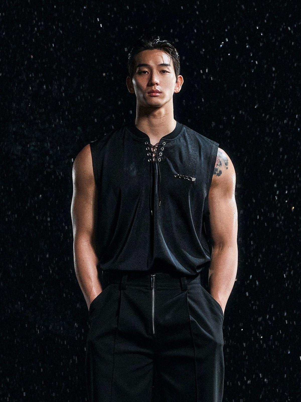 아웃오브(OUTOF) Lace-up Glossy Stripe Sleeveless [Black]