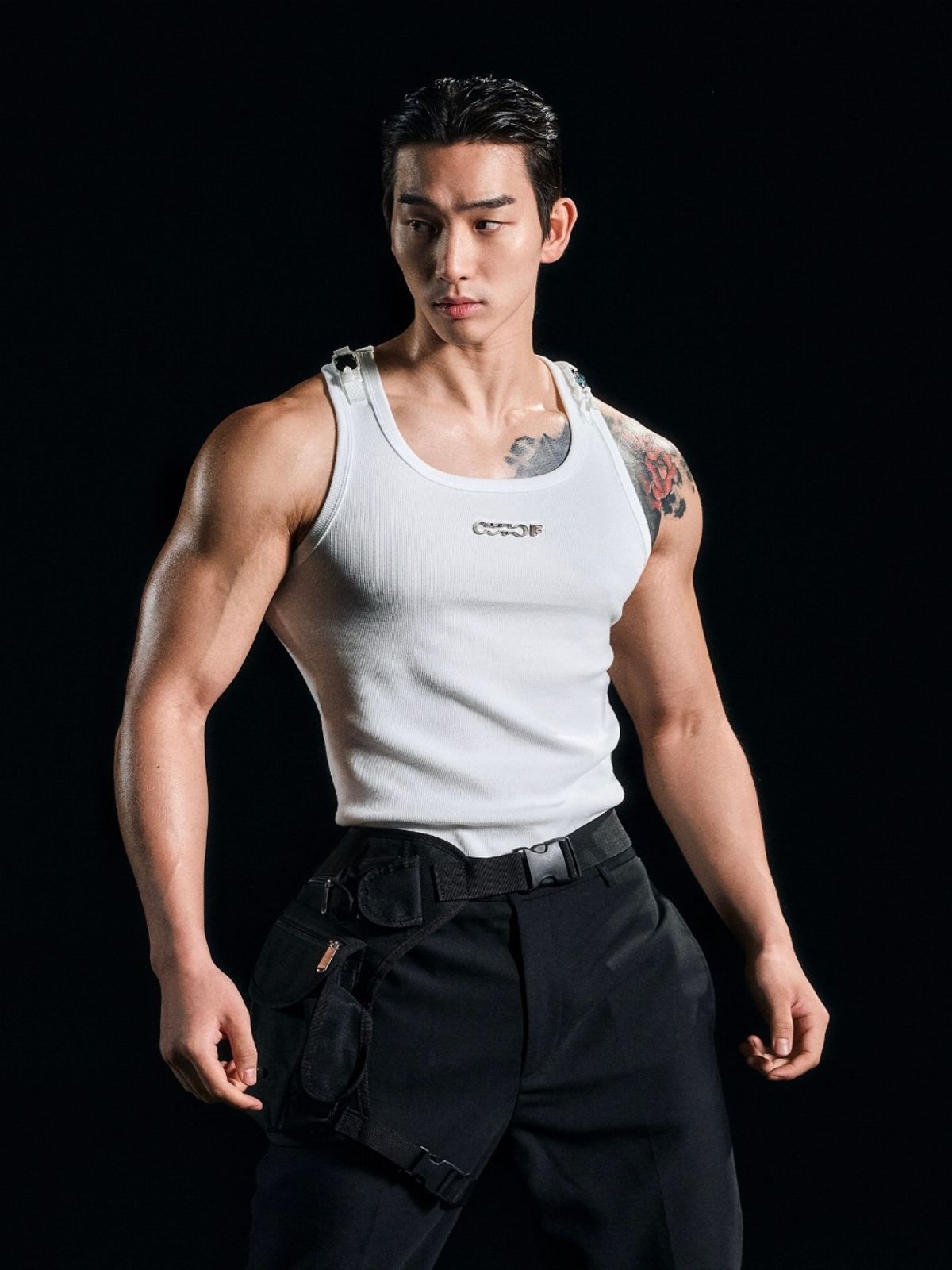 아웃오브(OUTOF) Metal Logo Shoulder Buckle Sleeveless