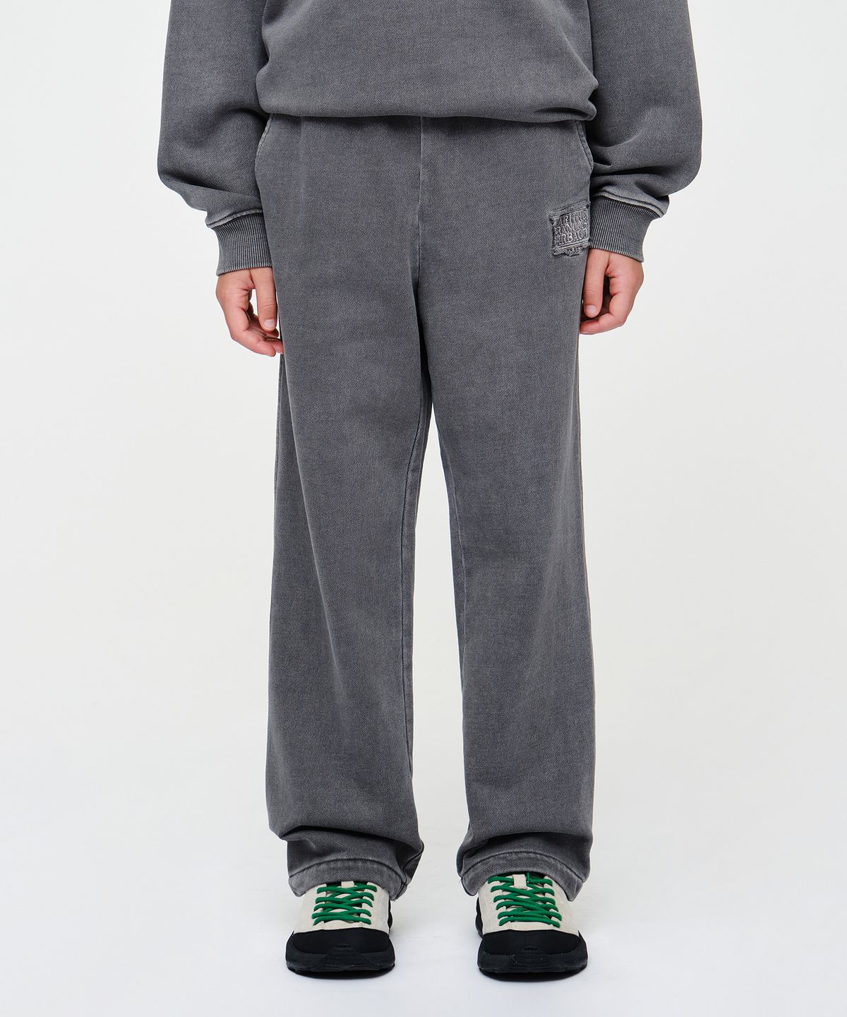 마리떼 키즈(MARITHÉ KIDS) KIDS CLASSIC LOGO APPLIQUE DYEING PANTS charcoal