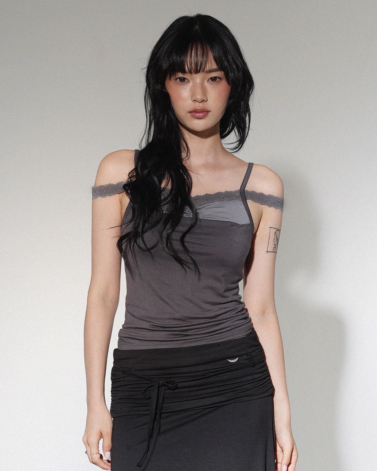 여린(YEORIN) Ash Layered Lace Cami (Charcoal)