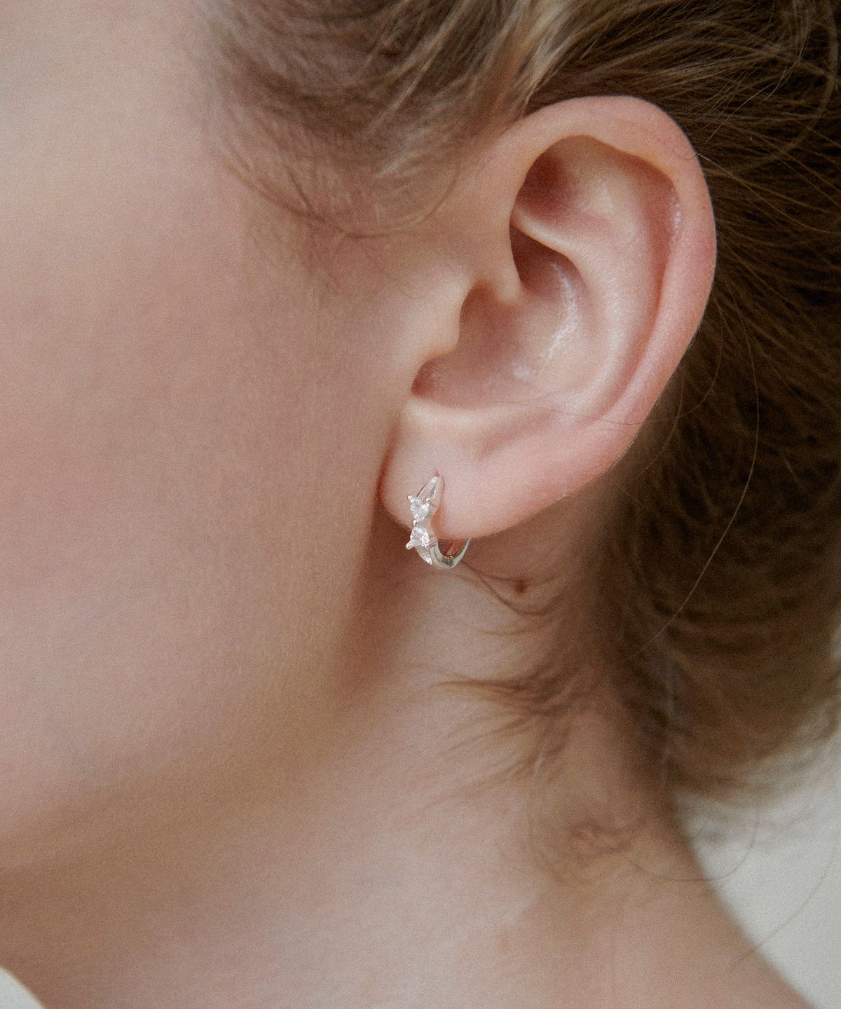 세인트스코트런던(ST.SCOTT LONDON) [Silver 925] Ribbon Glow Earrings / STJ-EA1785WG
