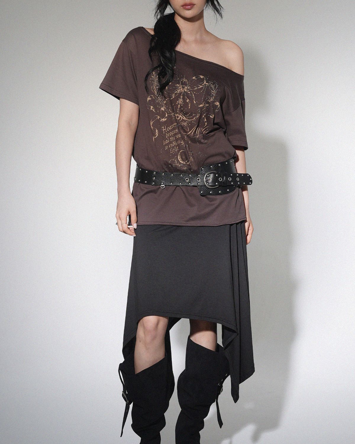 여린(YEORIN) Graphic Boat Neck Tee (Brown)