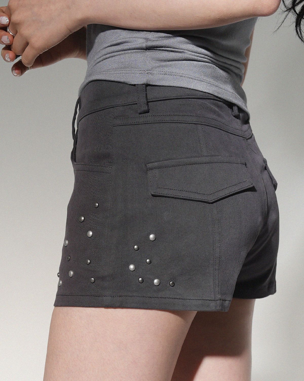 여린(YEORIN) Stud Low Rise Shorts (Charcoal)