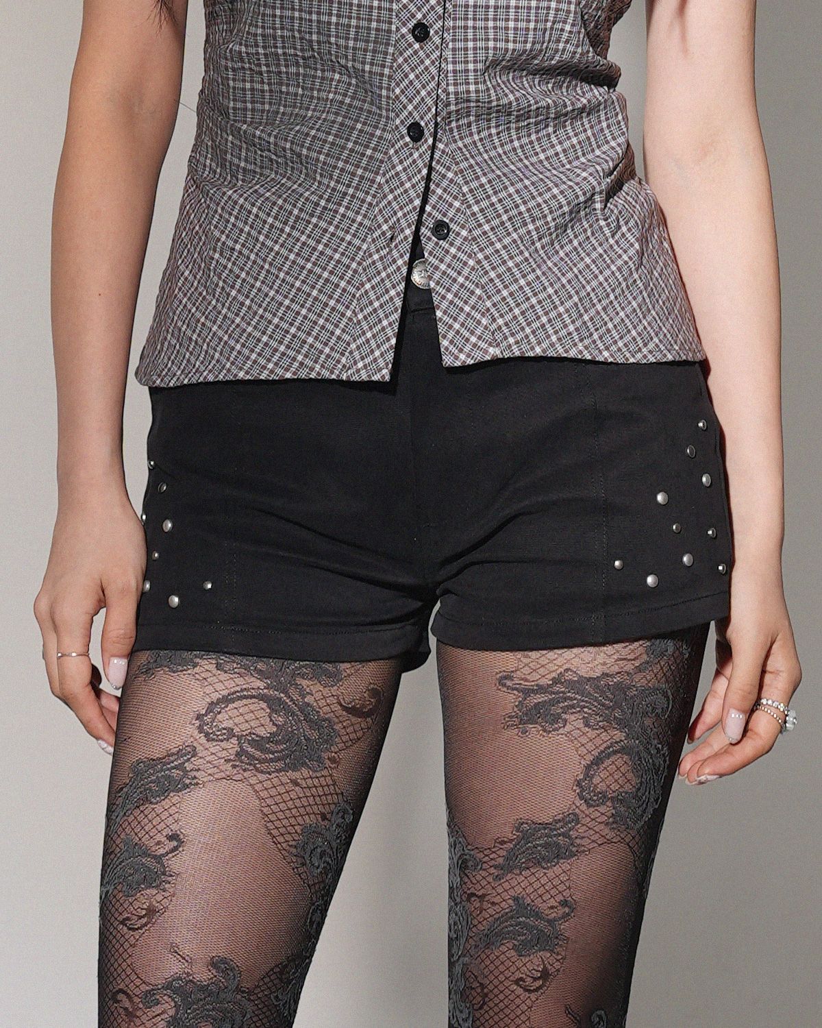 여린(YEORIN) Stud Low Rise Shorts (Black)