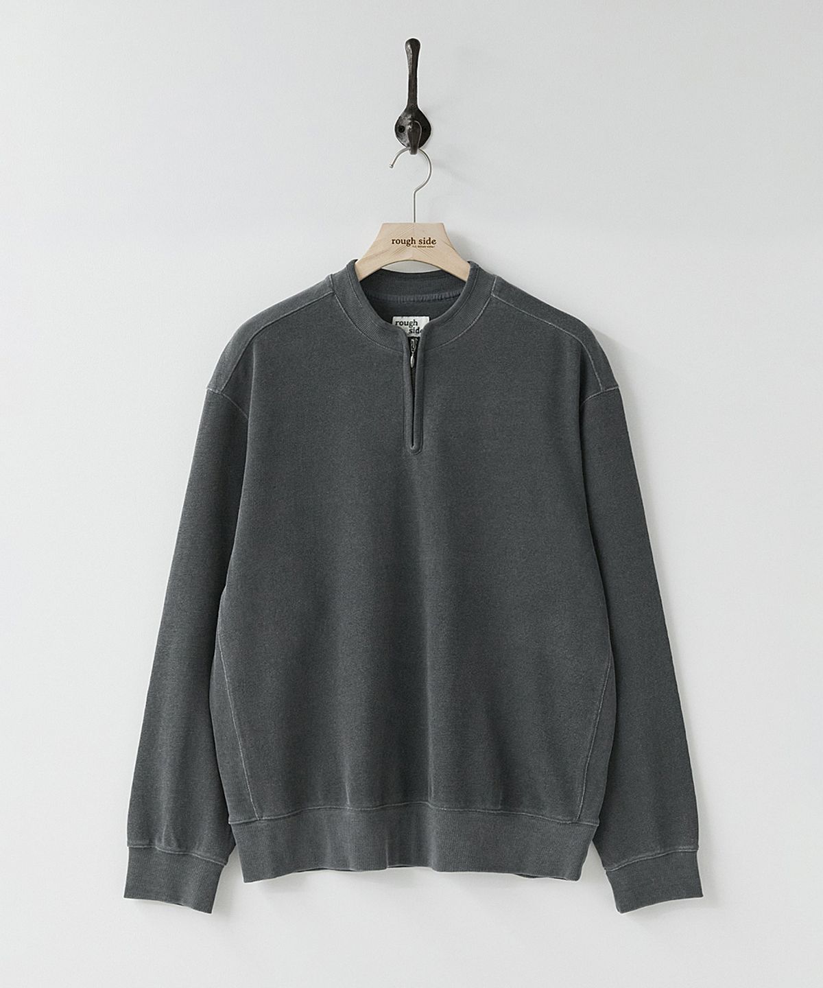 러프사이드(ROUGHSIDE) Nest Zip Sweat Charcoal