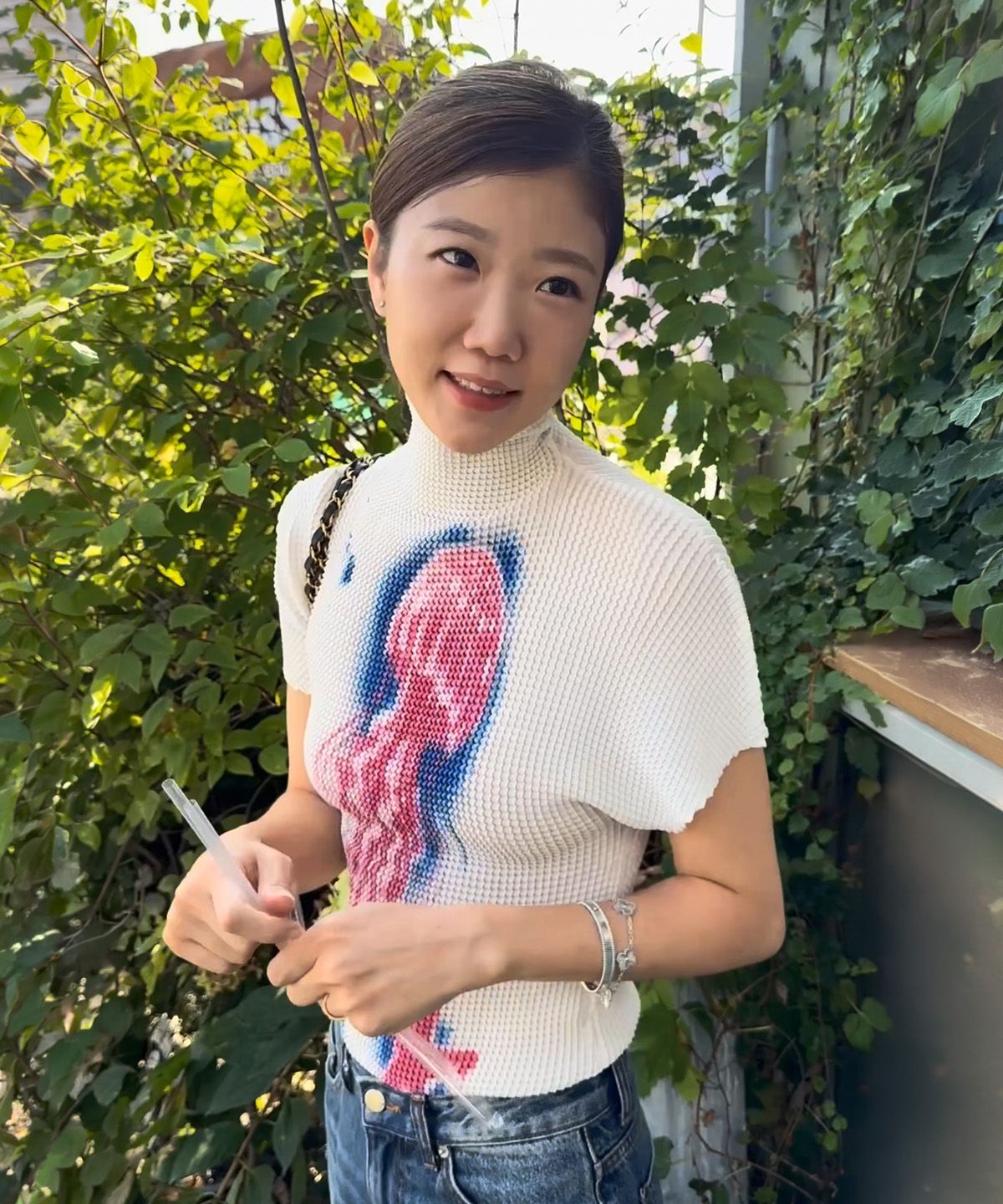 다이닛(DEINET) PLEATED GRAPHIC T-SHIRT IN WHITE
