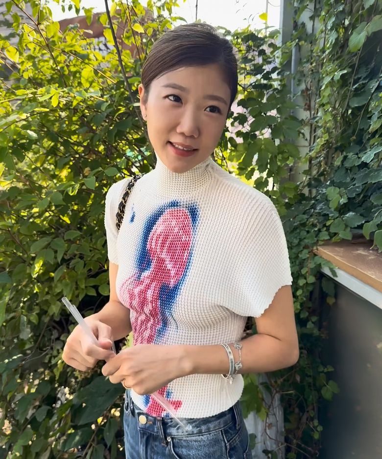 PLEATED GRAPHIC T-SHIRT IN WHITE