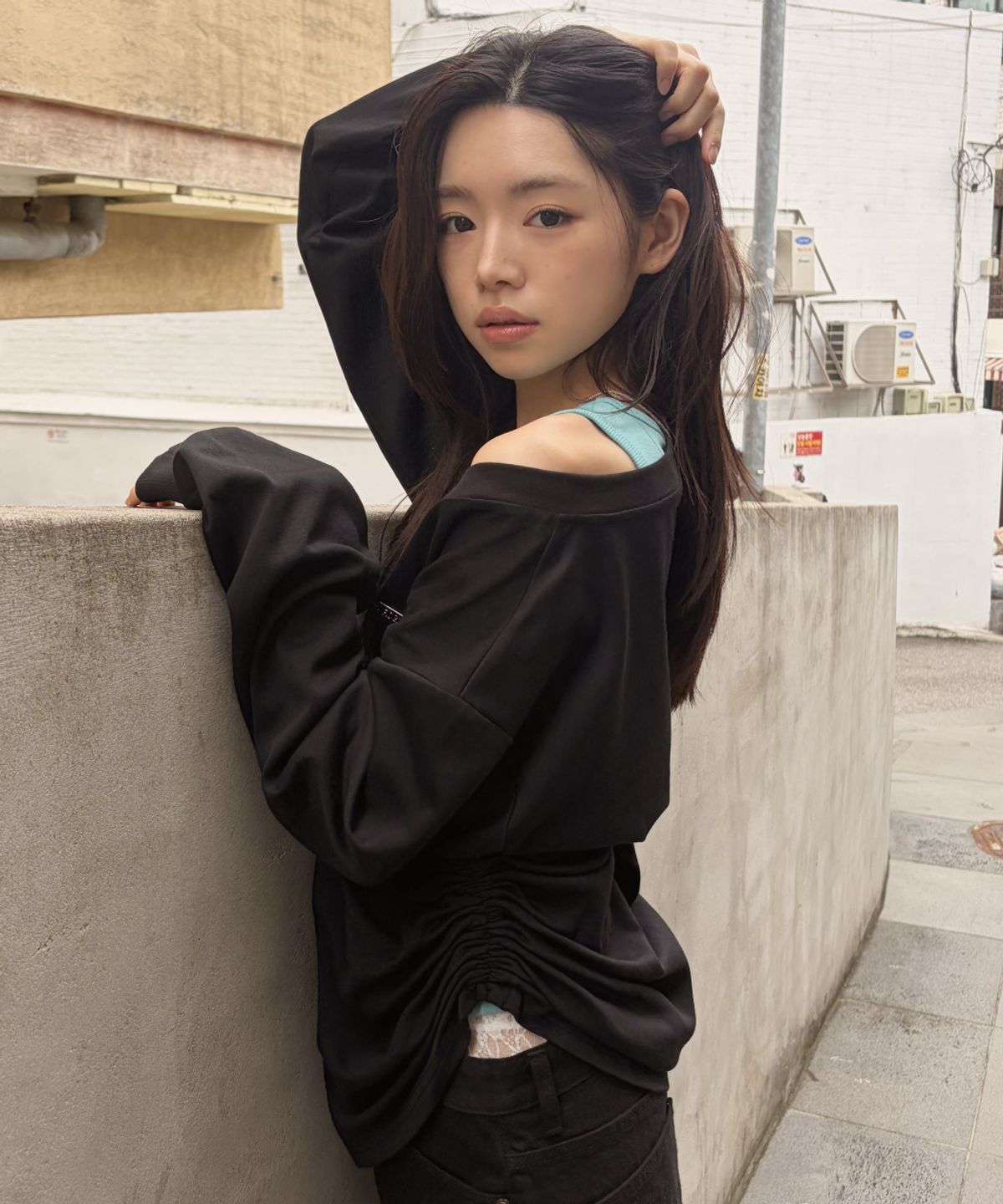 로긴 앤 로지(ROGIN N ROSIE) V-Neck Oversized One Shoulder 2 in 1 Black&Mint