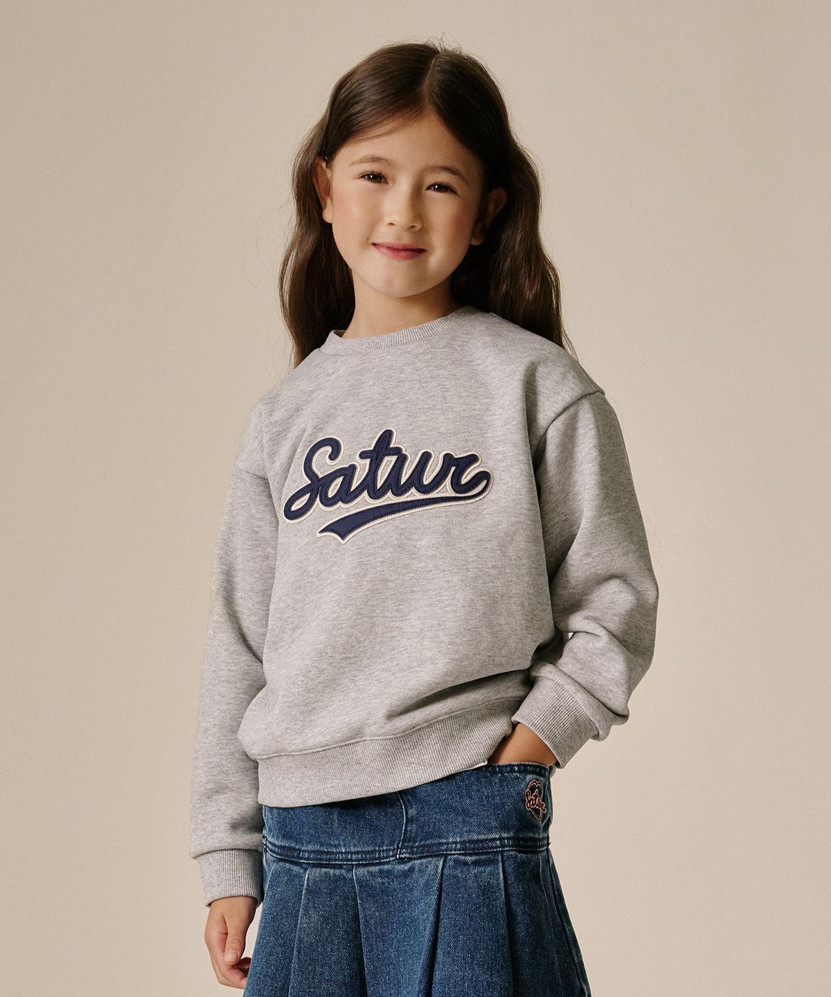 세터 키즈(SATUR KIDS) (K) 로고 아플리케 스웨트셔츠 멜란지 그레이