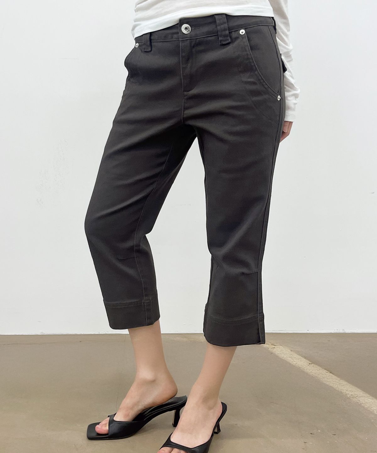 지제뮤지엄(ZIZEMUSEUM) SLIT CAPRI COTTON PANTS (CHARCOAL)