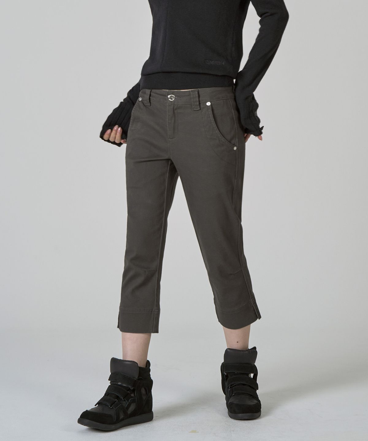 지제뮤지엄(ZIZEMUSEUM) SLIT CAPRI COTTON PANTS (CHARCOAL)