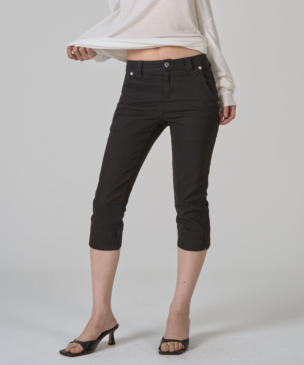 지제뮤지엄(ZIZEMUSEUM) SLIT CAPRI COTTON PANTS (BLACK)