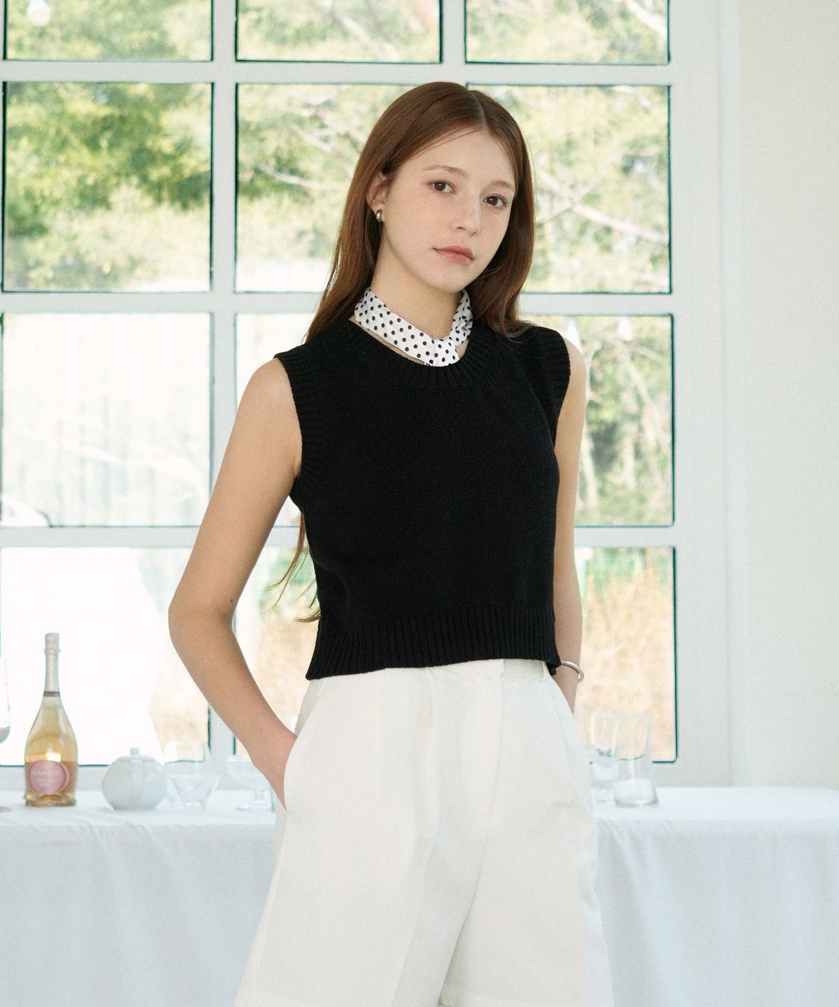 블레티(VLETI) Round Crop Knit Sleeveless  (Black)
