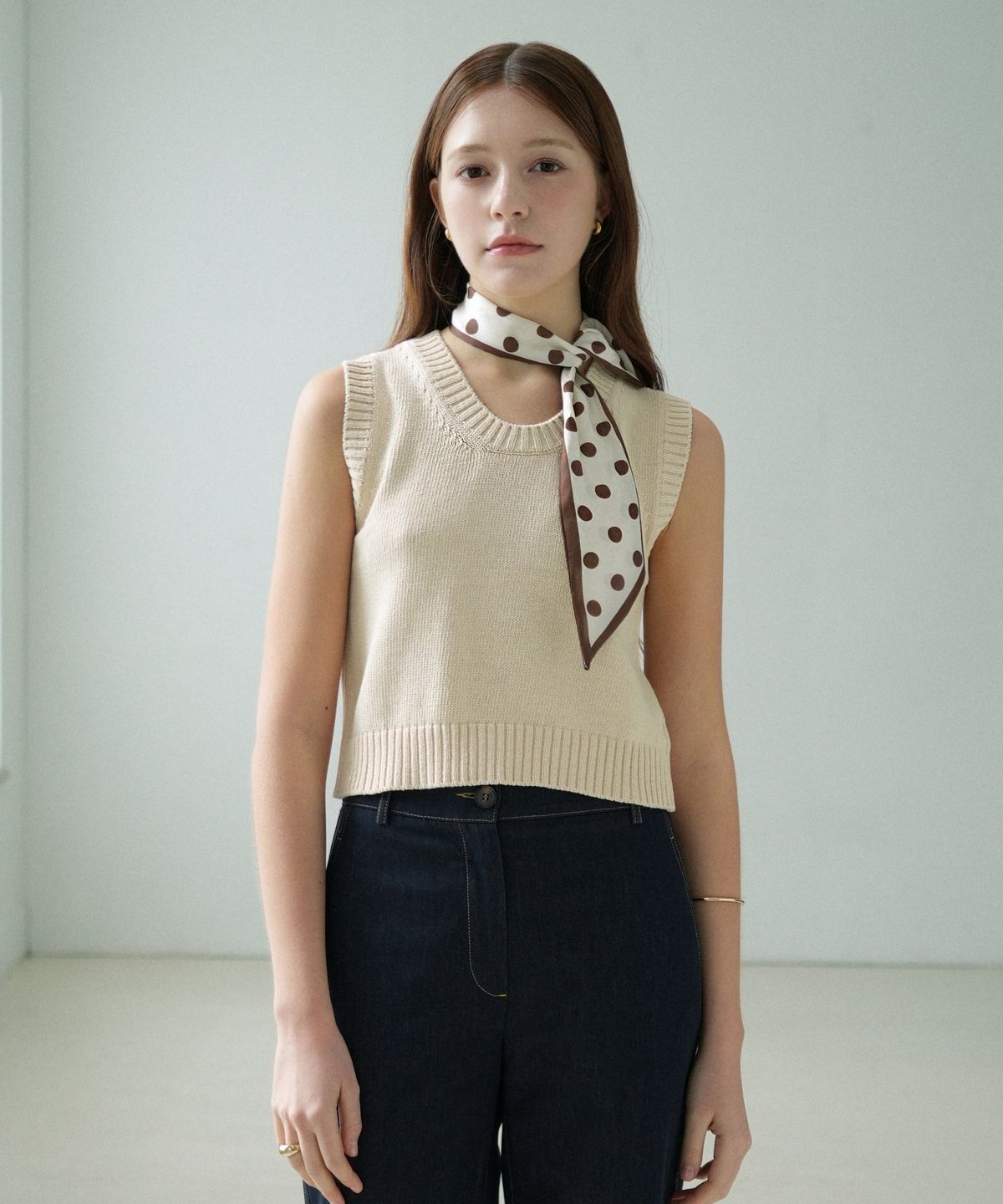 블레티(VLETI) Round Crop Knit Sleeveless (Beige)