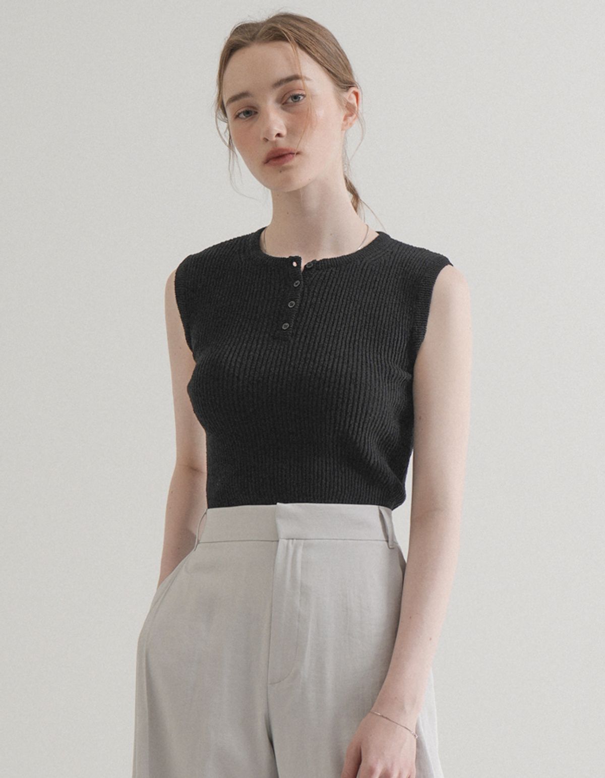 블레티(VLETI) Round Button Knit Sleeveless (Black)