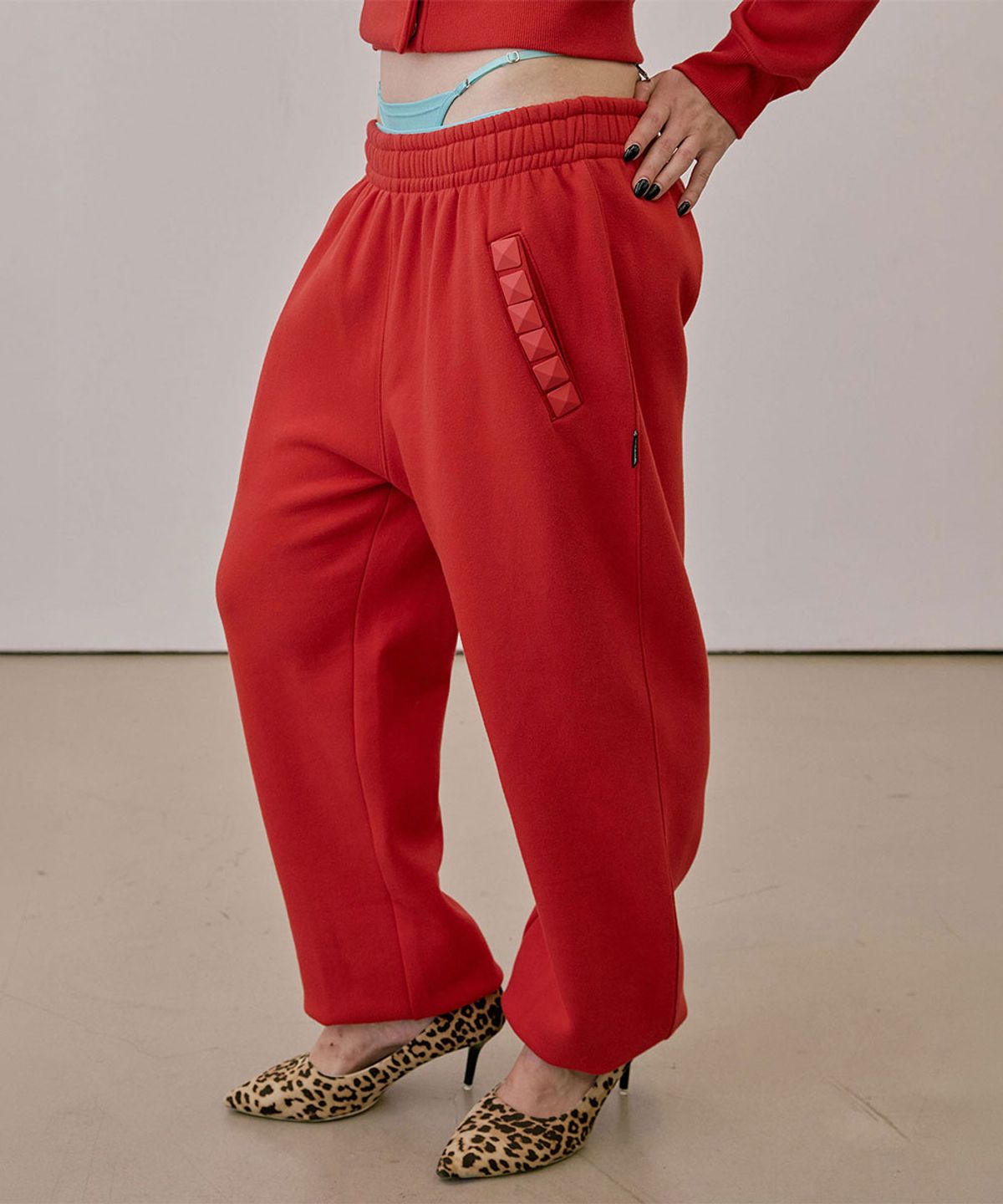 스컬프터(SCULPTOR) Napoleon Stud Sweatpants Red