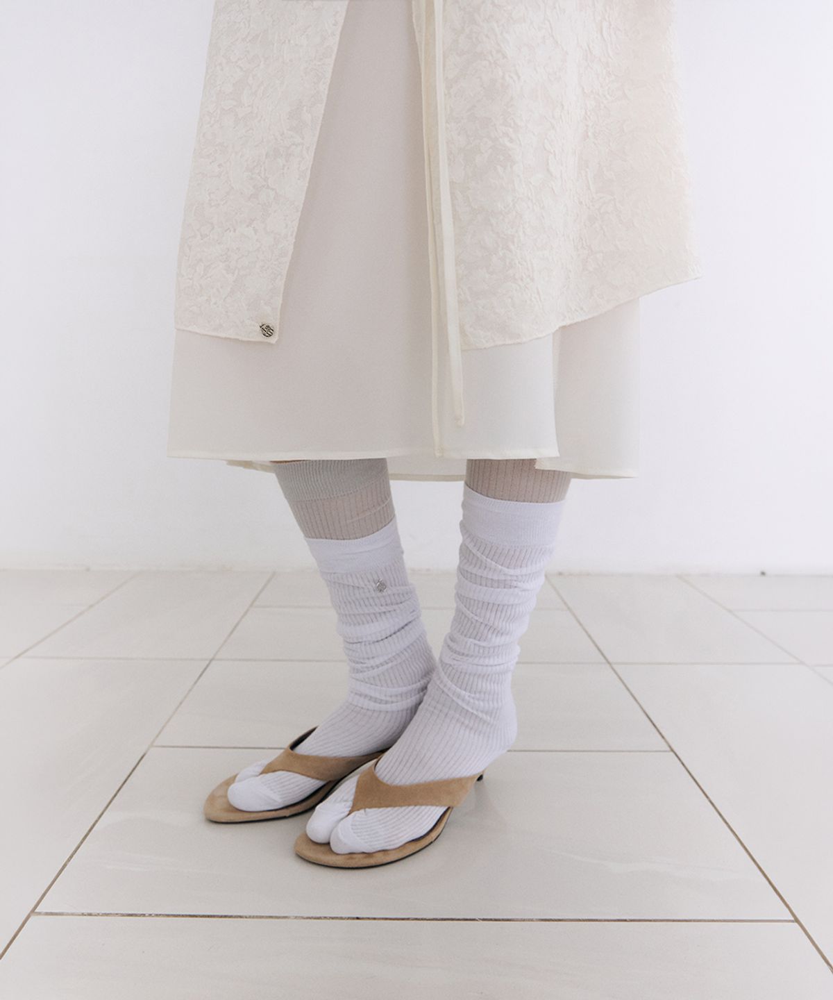 로우타이드(LOW TIDE) SHEER RIBBED KNEE SOCKS [WHITE]