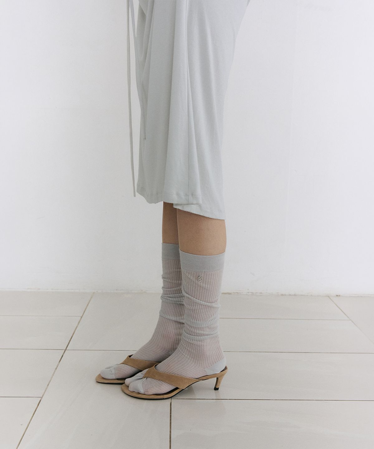 로우타이드(LOW TIDE) SHEER RIBBED KNEE SOCKS [LIGHT GREY]
