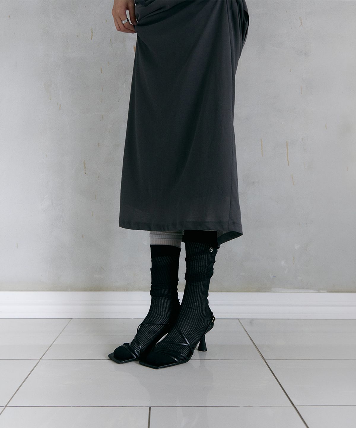 로우타이드(LOW TIDE) SHEER RIBBED KNEE SOCKS [BLACK]