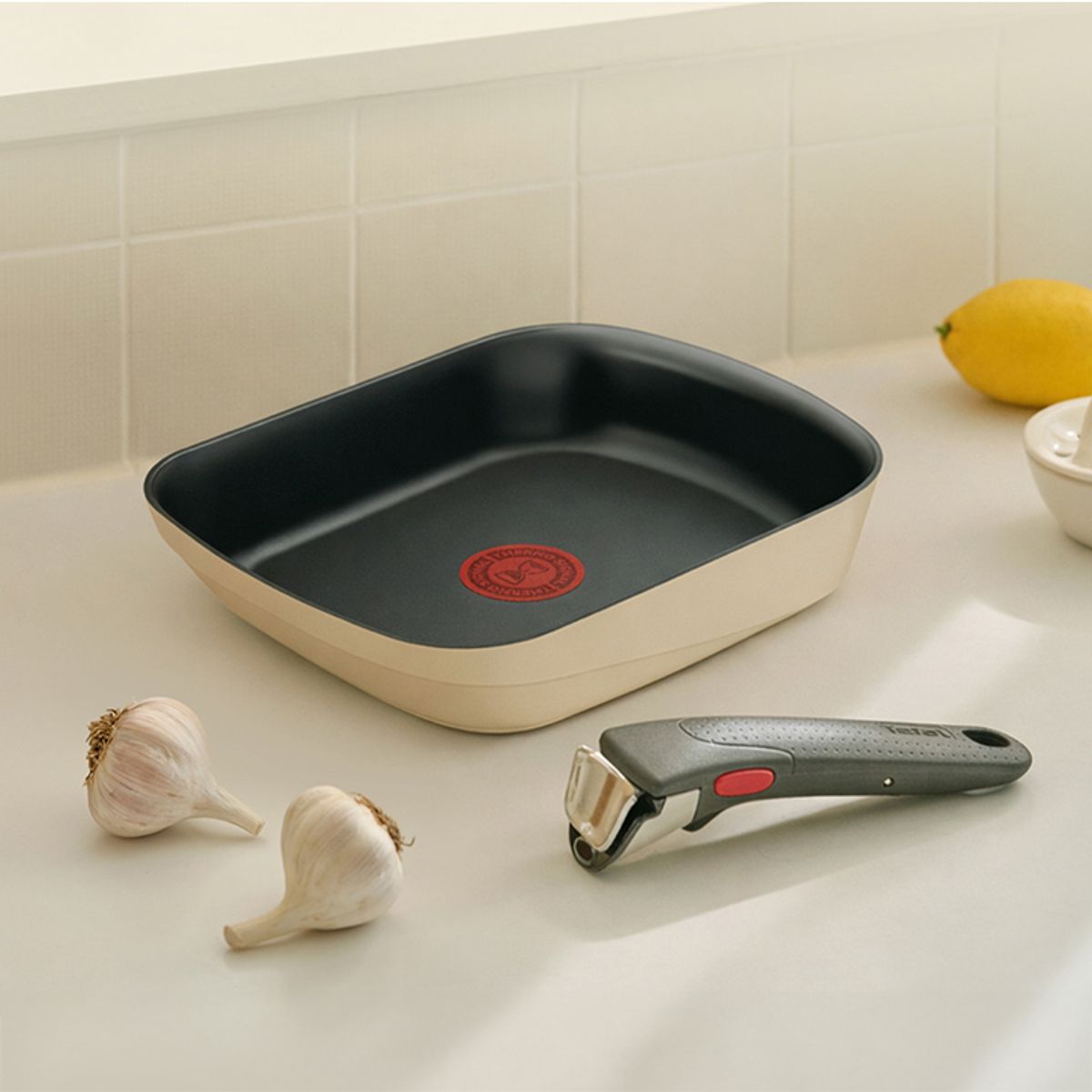 테팔(TEFAL) 매직핸즈 인덕션 티타늄3X 크렘 계란말이팬
