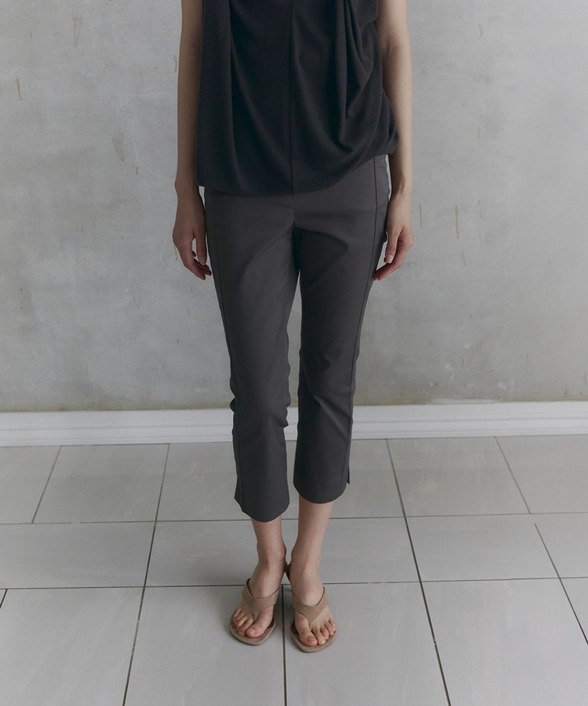 로우타이드(LOW TIDE) ESSENTIAL CAPRI PANTS [CHARCOAL]