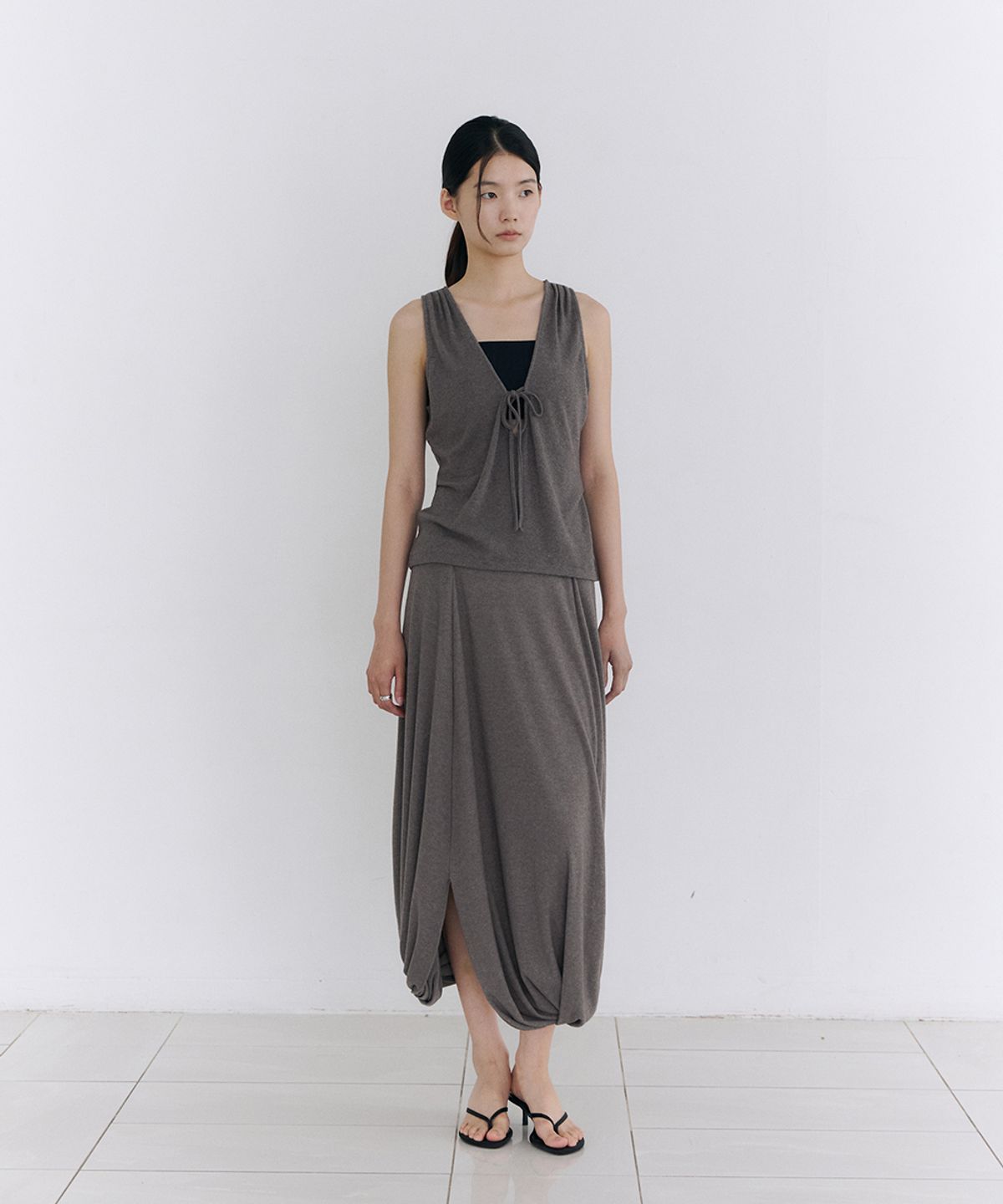 로우타이드(LOW TIDE) TIE DRAPE SLEEVELESS TOP [GREY]
