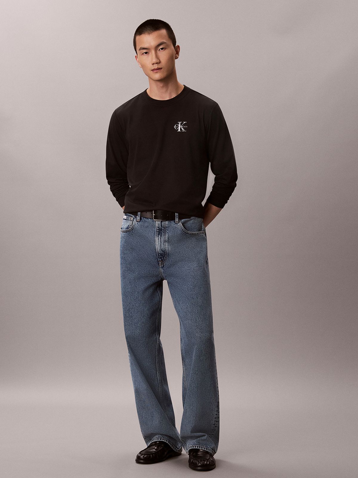 캘빈클라인 진(CALVIN KLEIN JEANS) 이지 디스트레스 모노로고 백 그래픽 긴팔 티셔츠 4RH801G UB1