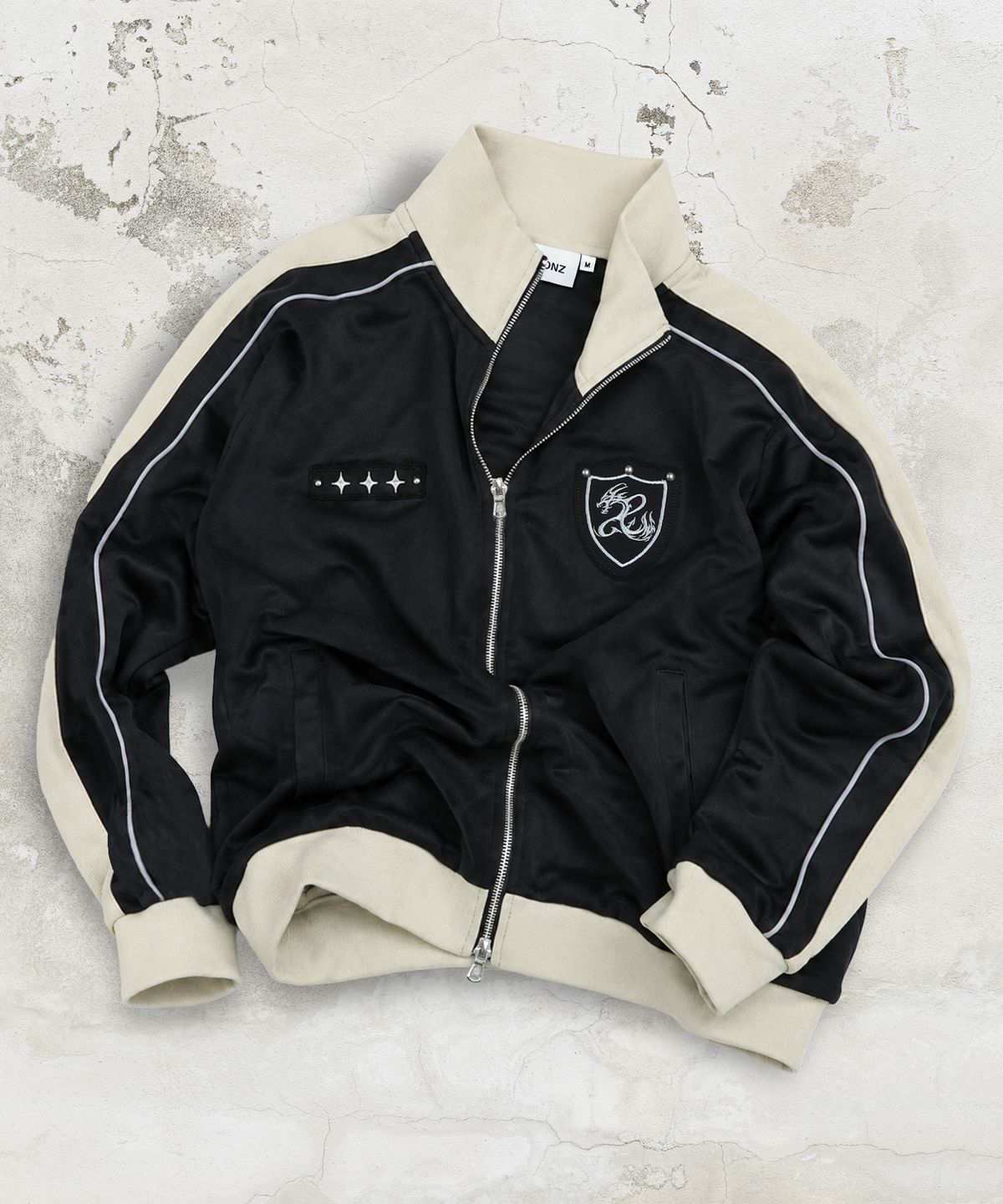 엑스톤즈(XTONZ) XJ140 슬림핏 아플리케 파이핑 트랙 집업 (BLACK)