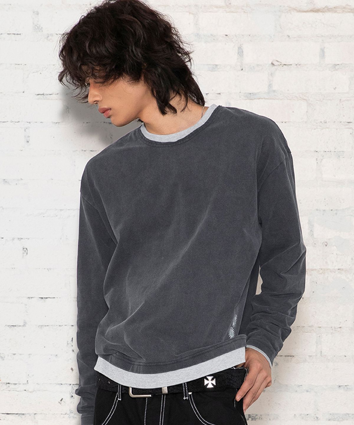 엑스톤즈(XTONZ) XTT168 더스트 워싱 레이어드 크롭 롱슬리브 (BLACK)