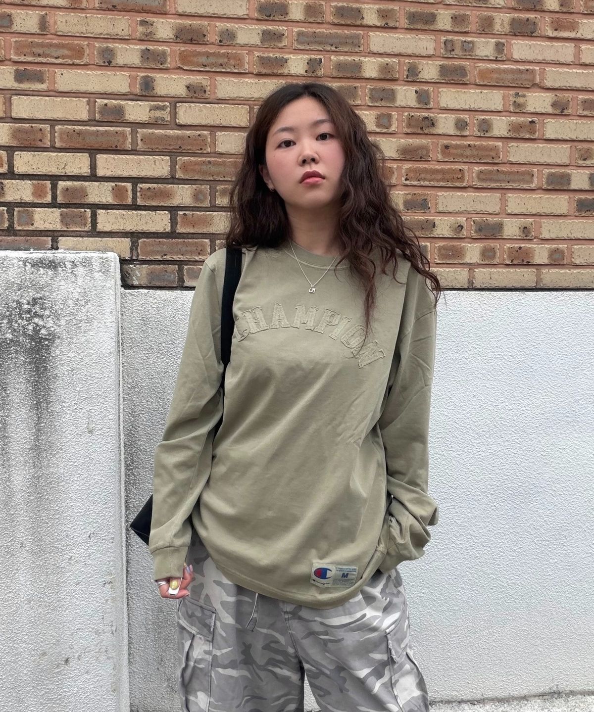 챔피온(CHAMPION) 아치 로고 루즈핏 아플리케 롱슬리브 티셔츠 Beige