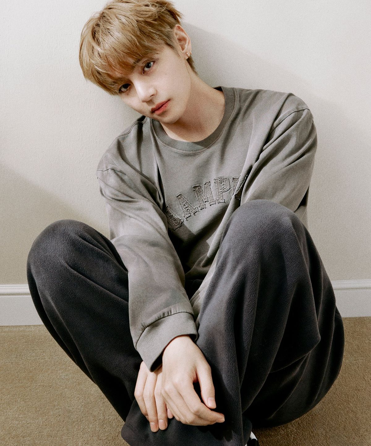 챔피온(CHAMPION) 아치 로고 루즈핏 아플리케 롱슬리브 티셔츠 Brown