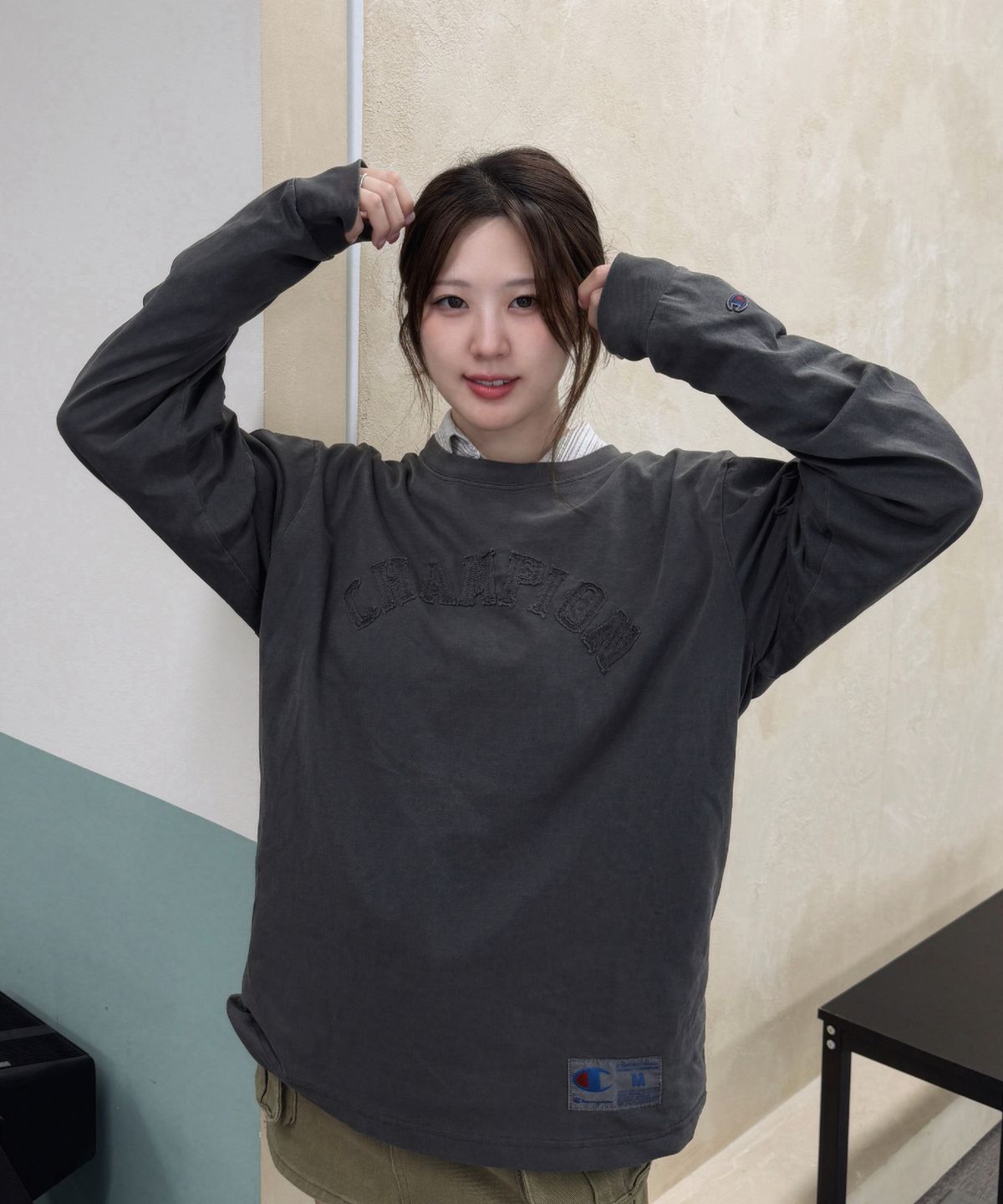 챔피온(CHAMPION) 아치 로고 루즈핏 아플리케 롱슬리브 티셔츠 Charcoal