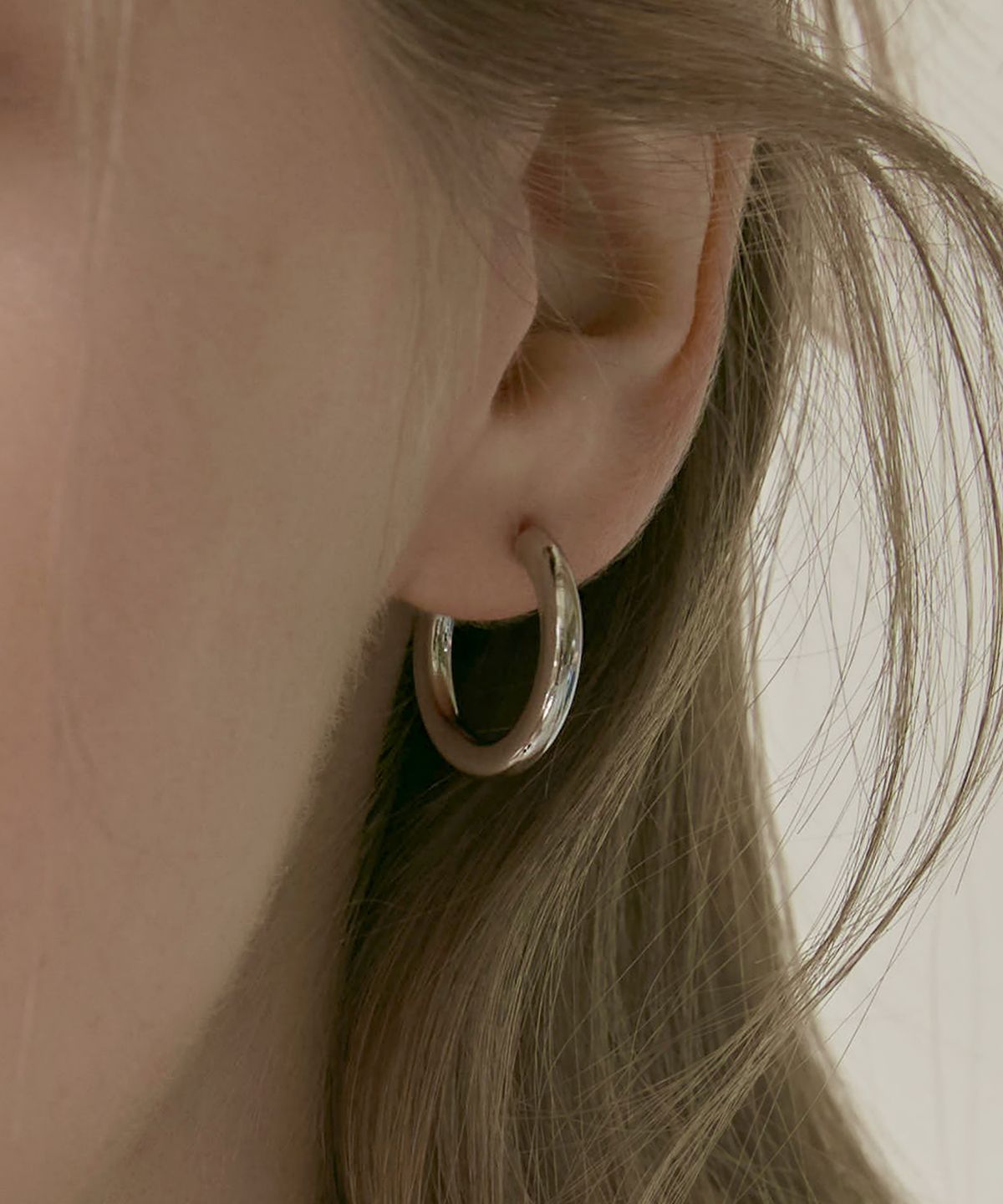 디모멘트(DMOMENT) Gloss Dome 볼륨 링 귀걸이 (Rhodium Plated)