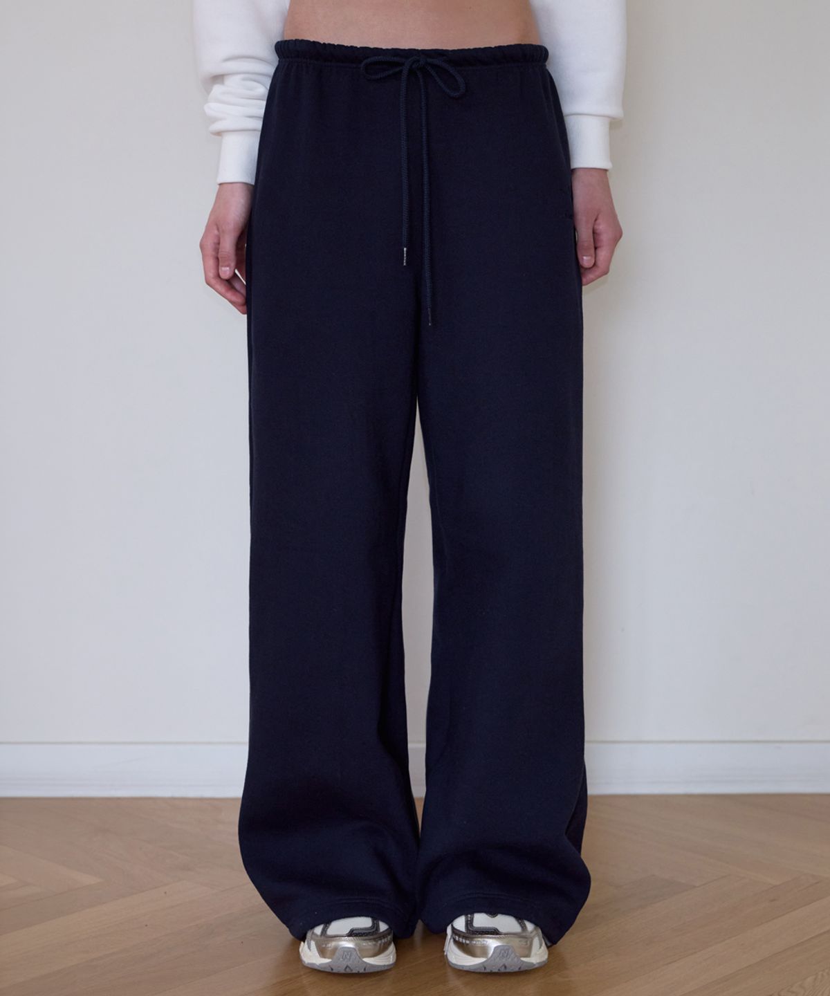 로제프란츠(ROSEFRANTZ) Rose Embroidery Wide Sweatpants [Navy]